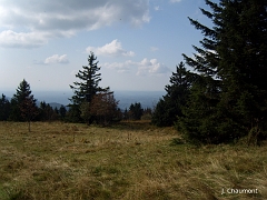 La plaine de Franche-Comté s'étend au loin là-bas